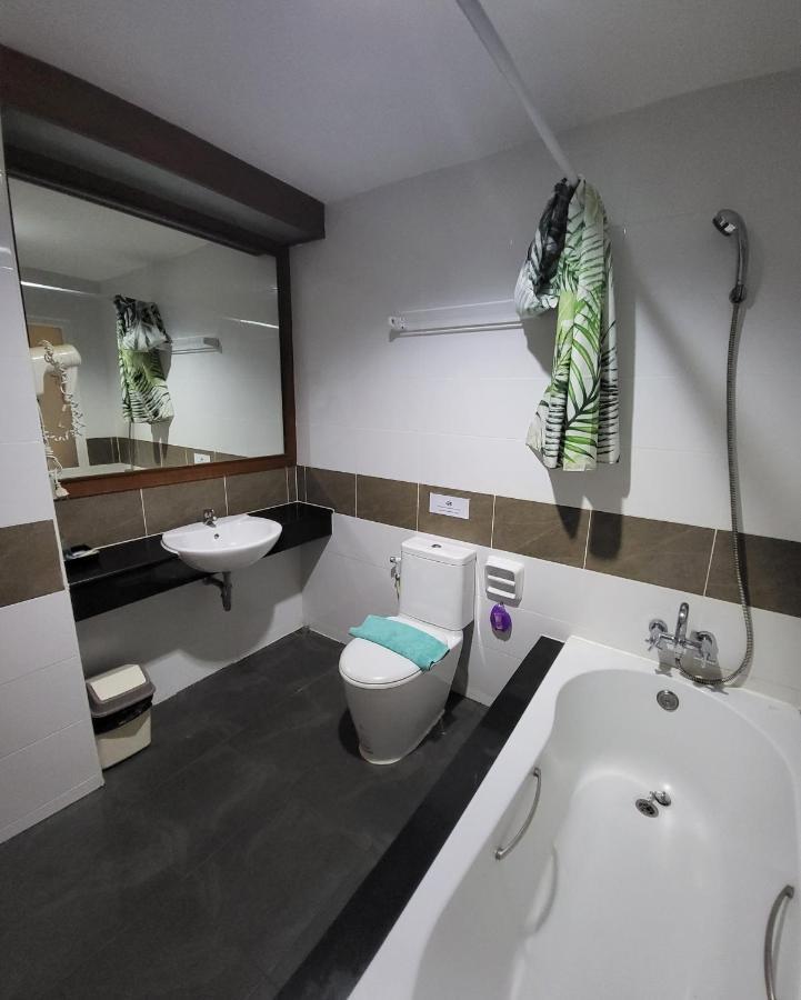 Chana Hotel Phuket Bagian luar foto